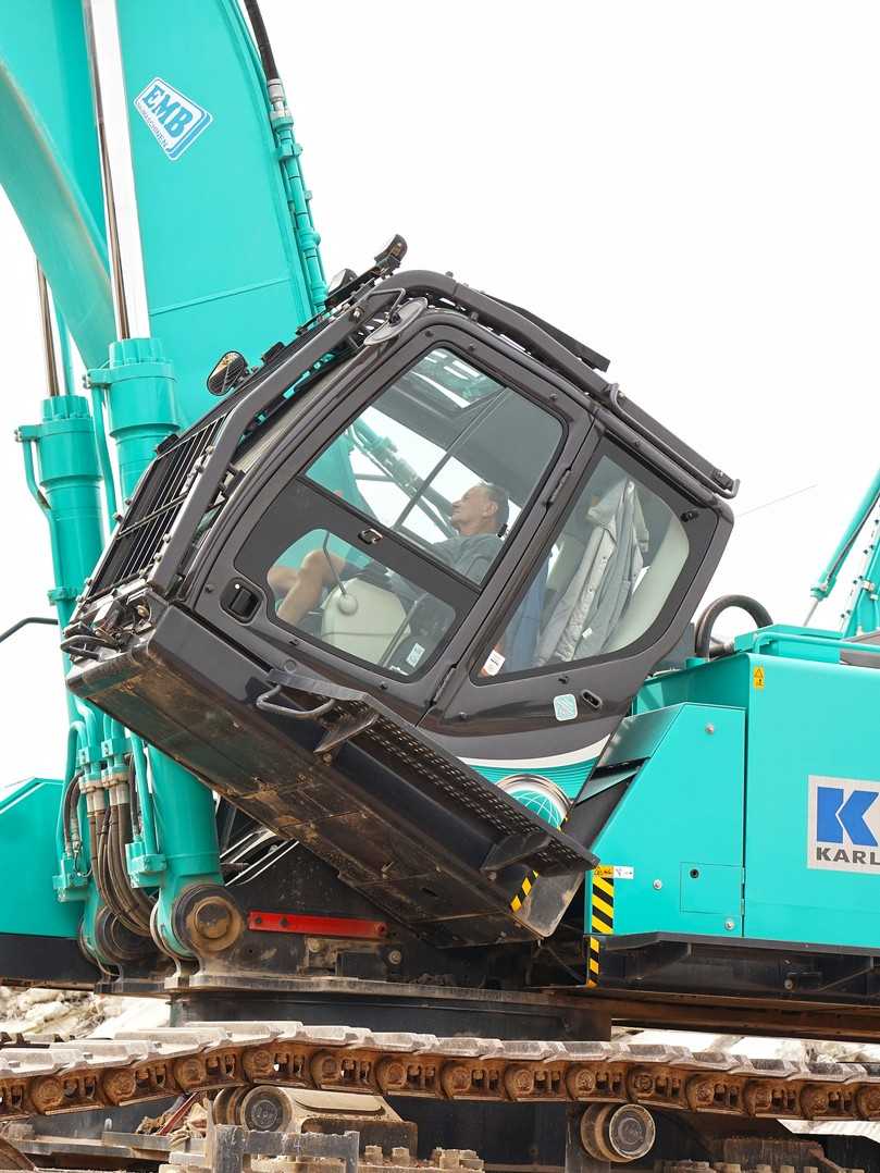 Eines der durch EMB Baumaschinen umgesetzten „Extras“ für die Karl-Bau ist die Kippfunktion der Kobelco-Serienkabine, die den Baggerführer selbst bei Arbeiten in geringen Höhen spürbar entlastet. | Foto: Kobelco Eines der durch EMB Baumaschinen umgesetzten „Extras“ für die Karl-Bau ist die Kippfunktion der Kobelco-Serienkabine, die den Baggerführer selbst bei Arbeiten in geringen Höhen spürbar entlastet. | Foto: Kobelco