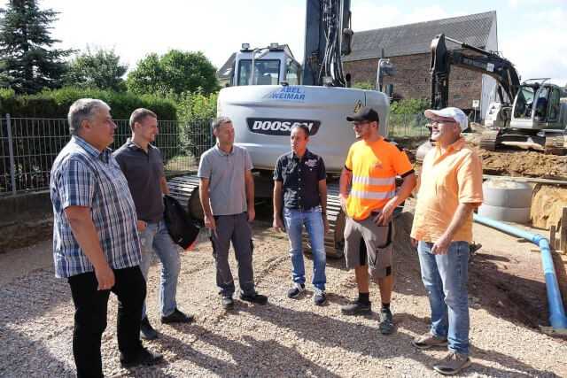 Bei der Baubesprechung vor Ort (v.l.): Technischer Werkleiter Andreas Meyer (Verbandsgemeindewerke Aar-Einrich), Fasel-Fachberater Christopher Wusch, Abwassermeister Jens Kalkofen (Aar), Abwassermeister Mark Christ (Einrich), Polier Nicolas Sturm (Abel & Weimar), Kfm. Werkleiter Michael Irrgang (Verbandsgemeindewerke Aar-Einrich) | Foto: Gebr. Fasel Betonwerk GmbH Bei der Baubesprechung vor Ort (v.l.): Technischer Werkleiter Andreas Meyer (Verbandsgemeindewerke Aar-Einrich), Fasel-Fachberater Christopher Wusch, Abwassermeister Jens Kalkofen (Aar), Abwassermeister Mark Christ (Einrich), Polier Nicolas Sturm (Abel & Weimar), Kfm. Werkleiter Michael Irrgang (Verbandsgemeindewerke Aar-Einrich) | Foto: Gebr. Fasel Betonwerk GmbH