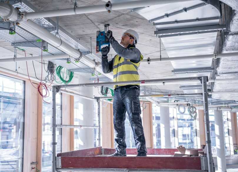 Der kleine Akku-Bohrhammer mit abnehmbarer Staubabsaugung ist besonders geeignet für Über-Kopf-Arbeiten. | Foto: Bosch Power Tools Der kleine Akku-Bohrhammer mit abnehmbarer Staubabsaugung ist besonders geeignet für Über-Kopf-Arbeiten. | Foto: Bosch Power Tools