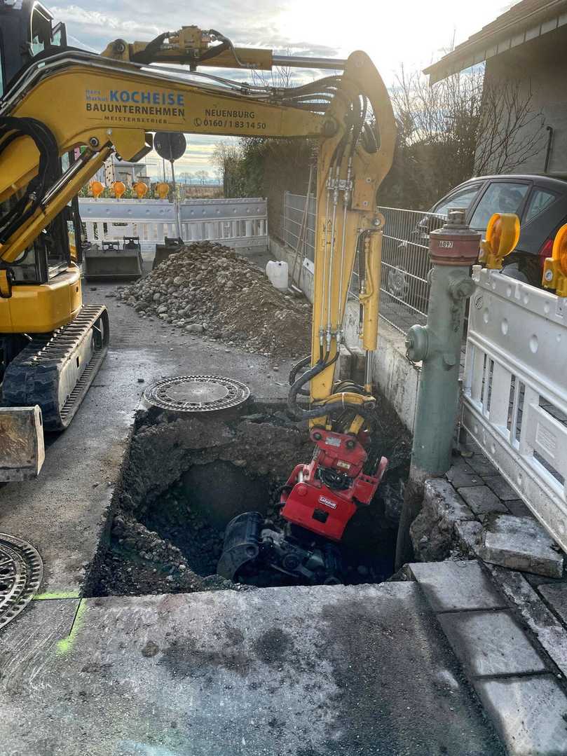Ein typischer Einsatz für den Bauunternehmer: Vorbereitende Arbeiten für den Austausch eines Überflurhydranten. | Foto: Markus Kocheise Ein typischer Einsatz für den Bauunternehmer: Vorbereitende Arbeiten für den Austausch eines Überflurhydranten. | Foto: Markus Kocheise