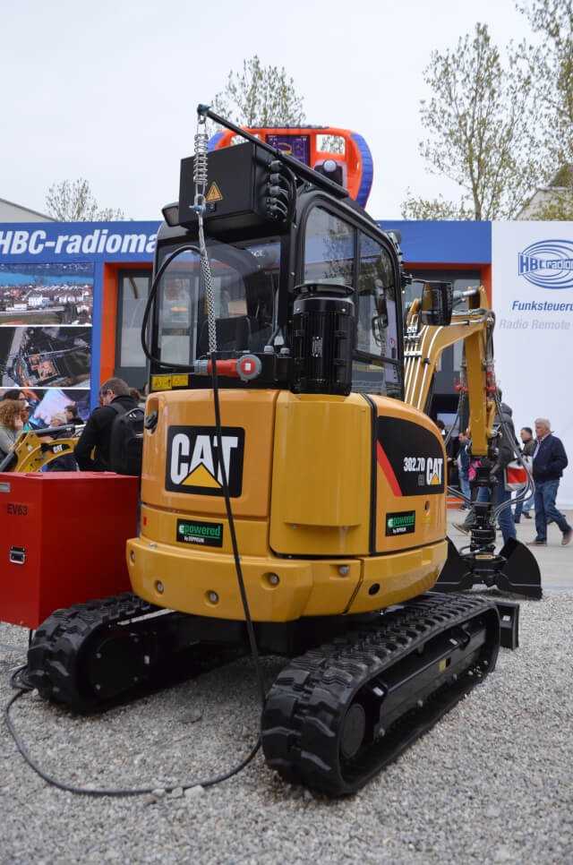 Im Elektromodus treibt beim Cat-Minibagger 302.7 Dual Power ein 11-kW-Elektromotor eine separate Hydraulikpumpe an, die die Maschinenhydraulik mit dem erforderlichen Ölstrom versorgt. | Foto: B_I Im Elektromodus treibt beim Cat-Minibagger 302.7 Dual Power ein 11-kW-Elektromotor eine separate Hydraulikpumpe an, die die Maschinenhydraulik mit dem erforderlichen Ölstrom versorgt. | Foto: B_I