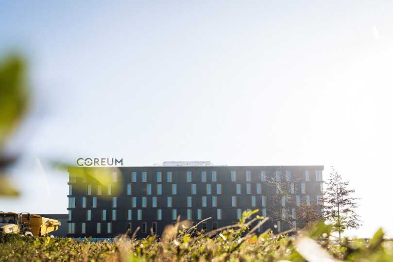 Teilnehmer brauchen keine weiten Wege zu fürchten. Das neu eröffnete Coreum-Hotel liegt direkt am Konferenzgelände und lädt am Abend zu einem spannenden Rahmenprogramm ein. | Foto: Coreum Teilnehmer brauchen keine weiten Wege zu fürchten. Das neu eröffnete Coreum-Hotel liegt direkt am Konferenzgelände und lädt am Abend zu einem spannenden Rahmenprogramm ein. | Foto: Coreum