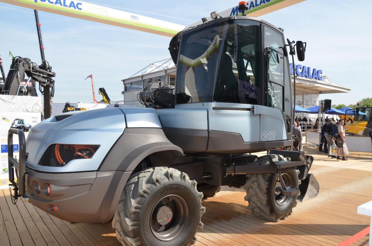 Seinen ersten vollelektrischen Bagger zeigte Mecalac auf der Intermat mit dem e12. Lithium-Eisenphosphat-Akkus versorgen über zwei Elektromotoren den Fahrantrieb und die Arbeitsausrüstung. Sie speichern nach Angaben von Mecalac genug Energie für einen ganzen Arbeitstag. Der e12 kommt Anfang 2019 auf den Markt. | Foto: B_I Seinen ersten vollelektrischen Bagger zeigte Mecalac auf der Intermat mit dem e12. Lithium-Eisenphosphat-Akkus versorgen über zwei Elektromotoren den Fahrantrieb und die Arbeitsausrüstung. Sie speichern nach Angaben von Mecalac genug Energie für einen ganzen Arbeitstag. Der e12 kommt Anfang 2019 auf den Markt. | Foto: B_I