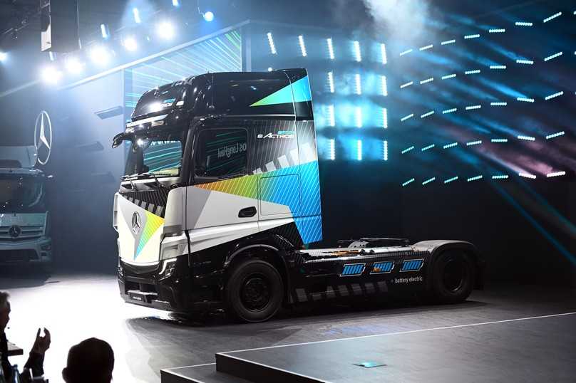 Noch auf der Messe gewinnt der Mercedes-Benz eActros LongHaul die Trophäe „2023 Truck Innovation Award“, die von einer internationalen Jury vergeben wird. | Foto: Quatex Noch auf der Messe gewinnt der Mercedes-Benz eActros LongHaul die Trophäe „2023 Truck Innovation Award“, die von einer internationalen Jury vergeben wird. | Foto: Quatex