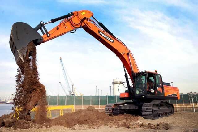 Premiere: Wie von Geisterhand arbeitet der 40-Tonnen-Kettenbagger Doosan DX380LC-5 auf einem Hafengelände im südkoreanischen Incheon – gesteuert von der Bedienkonsole im fernen München aus. | Foto: Doosan Premiere: Wie von Geisterhand arbeitet der 40-Tonnen-Kettenbagger Doosan DX380LC-5 auf einem Hafengelände im südkoreanischen Incheon – gesteuert von der Bedienkonsole im fernen München aus. | Foto: Doosan