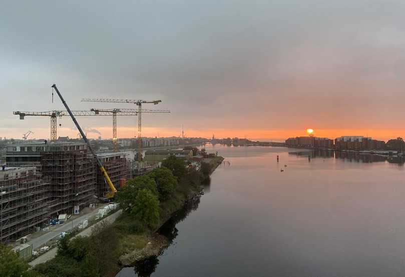 Wenig Platz auf innerstädtischen Baustellen: Damit kommt der Grove GMK5250L-1 All-Terrain-Kran prima klar – wie hier im Großen Hafen von Wilhelmshaven. | Foto: Manitowoc Wenig Platz auf innerstädtischen Baustellen: Damit kommt der Grove GMK5250L-1 All-Terrain-Kran prima klar – wie hier im Großen Hafen von Wilhelmshaven. | Foto: Manitowoc