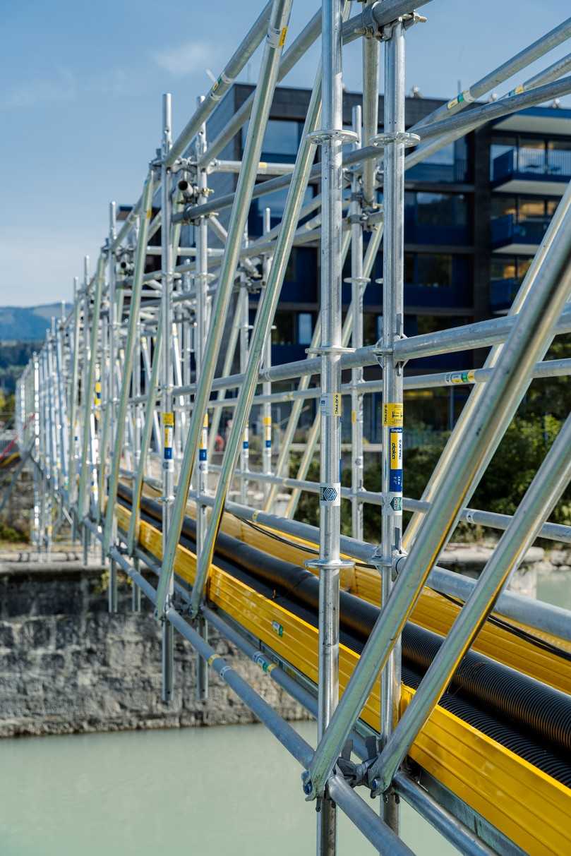 Bei der Sanierung der Kühbrücke in Hallein (Österreich) wurde das Modulgerüst Ringlock als Kabelbrücke eingesetzt. | Foto: Doka Bei der Sanierung der Kühbrücke in Hallein (Österreich) wurde das Modulgerüst Ringlock als Kabelbrücke eingesetzt. | Foto: Doka