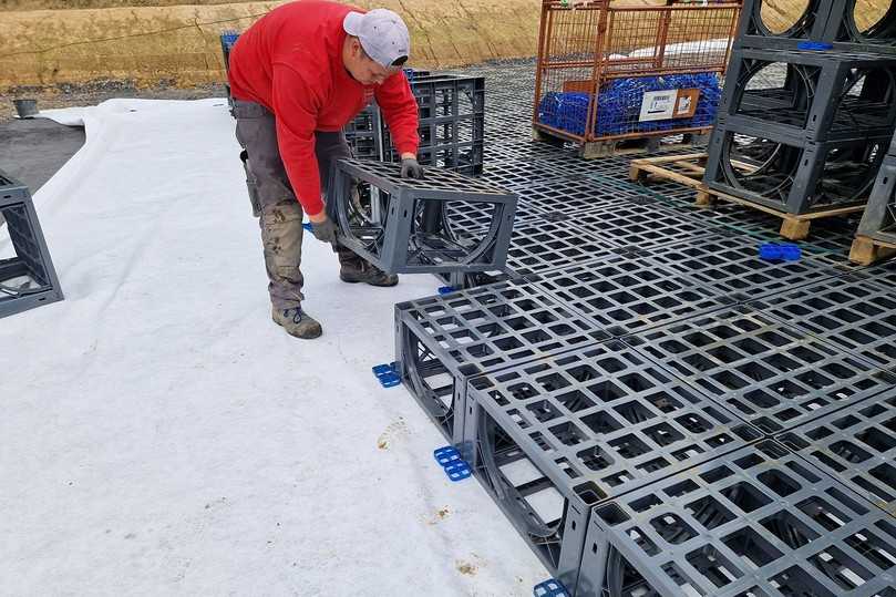 Keine 7,5 kg wiegt die D-Raintank 3000 smallbox. Die einzelnen Rigolenelemente können daher schnell und leicht von einer Person von Hand verlegt werden. | Foto: Funke Kunststoffe Keine 7,5 kg wiegt die D-Raintank 3000 smallbox. Die einzelnen Rigolenelemente können daher schnell und leicht von einer Person von Hand verlegt werden. | Foto: Funke Kunststoffe