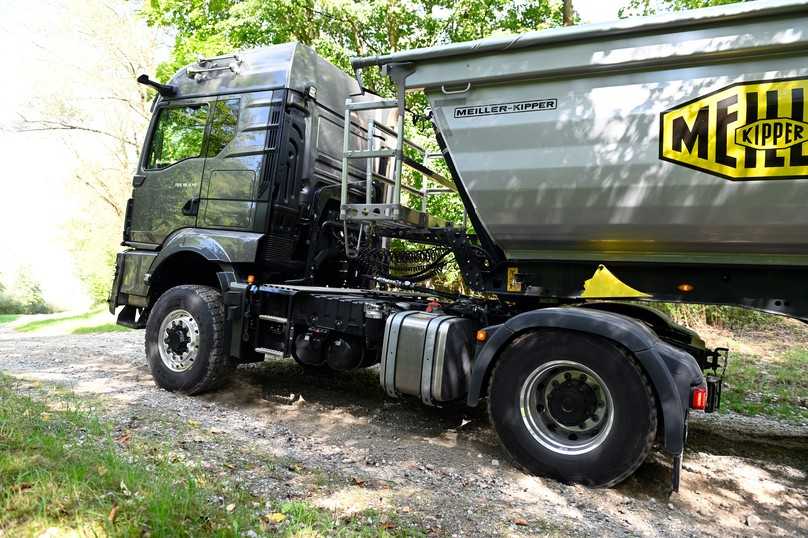 Macht auf losem Untergrund die Hinterachse schlapp, packt automatisch der hydrostatische Vorderradantrieb mit an. | Foto: QUATEX Macht auf losem Untergrund die Hinterachse schlapp, packt automatisch der hydrostatische Vorderradantrieb mit an. | Foto: QUATEX