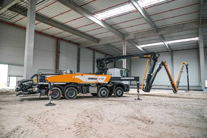 Die 31 XXT Autobetonpumpe mit ihrem besonders kompakten fünfteiligen Verteilermast punktet mit einer geringen Ausfalthöhe von nur 5,4 Metern. | Foto: Liebherr Die 31 XXT Autobetonpumpe mit ihrem besonders kompakten fünfteiligen Verteilermast punktet mit einer geringen Ausfalthöhe von nur 5,4 Metern. | Foto: Liebherr