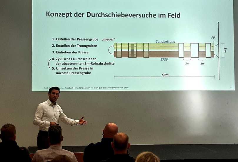 Michael Ried von der Ostbayerische Technische Hochschule Regensburg erläutert die Langzeitstudien mit Flüssigboden aus dem Fernwärme-Forschungsprojekt der AGFW. | Foto: Dr.-Ing. Bernd Wagner (AGFW) Michael Ried von der Ostbayerische Technische Hochschule Regensburg erläutert die Langzeitstudien mit Flüssigboden aus dem Fernwärme-Forschungsprojekt der AGFW. | Foto: Dr.-Ing. Bernd Wagner (AGFW)