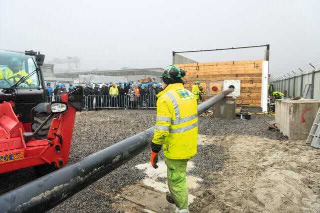Mit dem Rückzug der Stahlvortriebsrohre wird das Hüllrohr aus HDPE eingezogen. | Abbildungen und Fotos: Herrenknecht