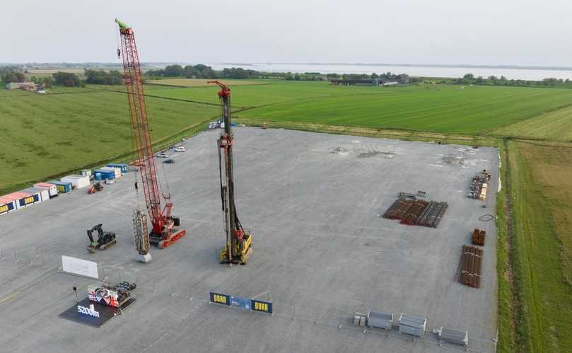 Die Großgeräte für den Spezialtiefbau stehen auf dem Baufeld in Wewelsfleth bereit für die Pfahlgründungen. | Foto: Porr Die Großgeräte für den Spezialtiefbau stehen auf dem Baufeld in Wewelsfleth bereit für die Pfahlgründungen. | Foto: Porr