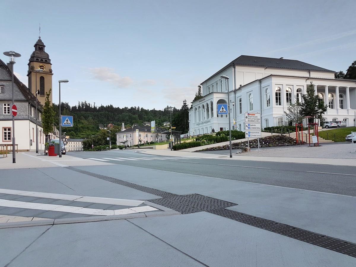 In Bad Schwalbach zieren die speziellen Gussabdeckungen das Stadtbild. Die Abdeckungen erfüllen alle sensorischen Anforderungen (visuell, akustisch, taktil) und helfen blinden oder sehbehinderten Menschen bei der Orientierung im Alltag. | Foto: Birco