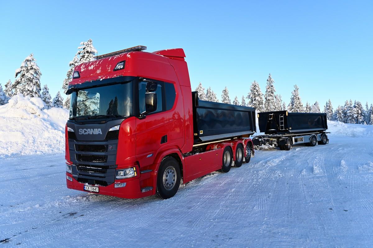 Scania 560 R 8x4/4 mit Doppelachsaggregat mit Achslastverschiebung | Foto: Quatex