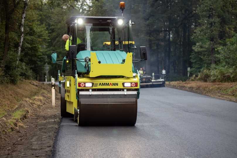 Die vielseitigen Lenkungsoptionen der Ammann-Tandemwalze ARP 75 ermöglichen dem Fahrer präzises Manövrieren und damit eine gleichmäßige Verdichtung. | Foto: Ammann Die vielseitigen Lenkungsoptionen der Ammann-Tandemwalze ARP 75 ermöglichen dem Fahrer präzises Manövrieren und damit eine gleichmäßige Verdichtung. | Foto: Ammann