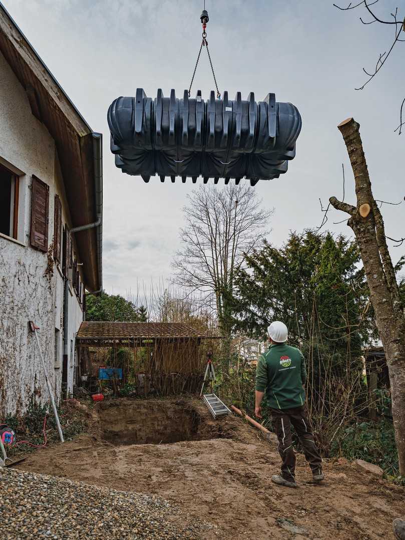 Der Graf Flachtank Platin wurde mit einem Kran vom Lkw in die Grube gehoben. | Foto: Graf Der Graf Flachtank Platin wurde mit einem Kran vom Lkw in die Grube gehoben. | Foto: Graf