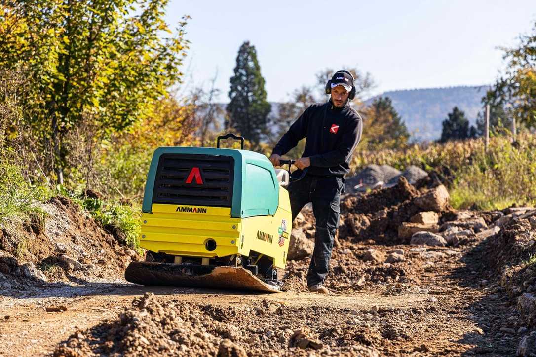 Leichtgängig und stark: Neue Vibrationsplatte APH 85/95 von Ammann Leichtgängig und stark: Neue Vibrationsplatte APH 85/95 von Ammann