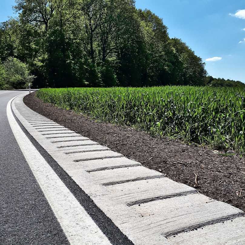 Das Wallstop Rüttel-Bankett mindert die Unfallgefahr und schützt den Fahrbahnrand vor Kantenabbrüchen. | Foto: BH Das Wallstop Rüttel-Bankett mindert die Unfallgefahr und schützt den Fahrbahnrand vor Kantenabbrüchen. | Foto: BH