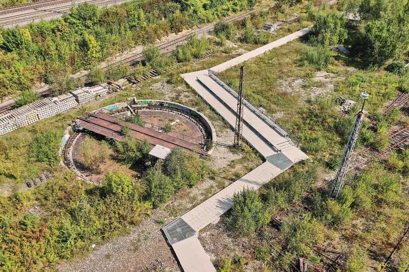 Barrierefrei gestaltet: Der Landschaftspark „Baumkirchen Mitte“. Aufgeständerten Wege, die durch den Landschaftspark führen, sind für Rollstuhfahrer ausreichend breit und bieten Blinden und Sehbehinderten eine Leitlinie. | Foto: es Barrierefrei gestaltet: Der Landschaftspark „Baumkirchen Mitte“. Aufgeständerten Wege, die durch den Landschaftspark führen, sind für Rollstuhfahrer ausreichend breit und bieten Blinden und Sehbehinderten eine Leitlinie. | Foto: es