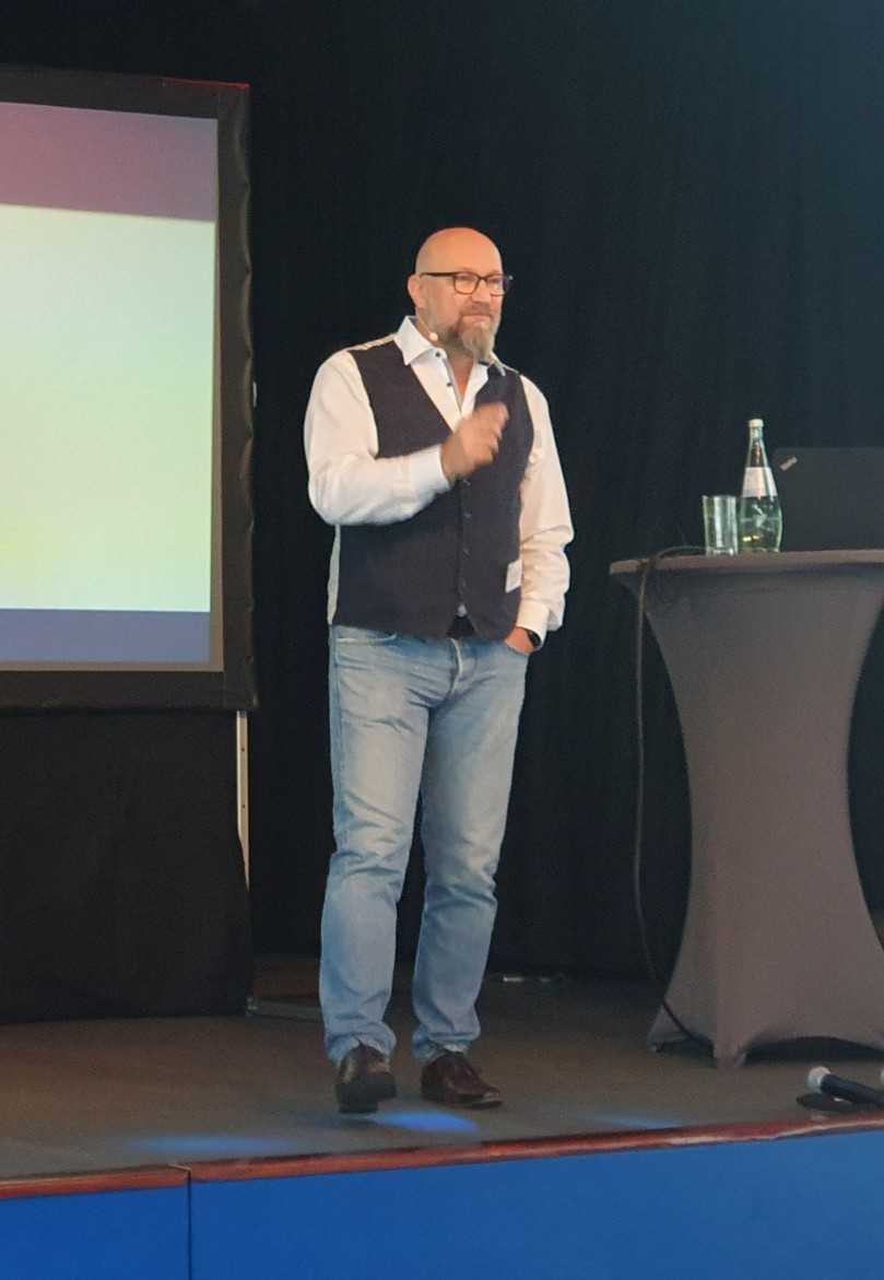 Prof. Dr. Jörg Sebastian sprach zum Thema Ökobilanzierung von Baumaßnahmen. | Foto: B_I/zu Eulenburg Prof. Dr. Jörg Sebastian sprach zum Thema Ökobilanzierung von Baumaßnahmen. | Foto: B_I/zu Eulenburg