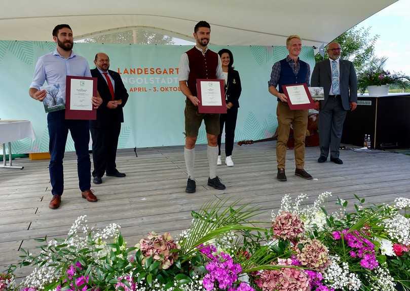 Preisträger Fachagrarwirt Baumpflege und Baumsanierung: (vorne v.l.) Peter Siegmund, Dominik Sepperl und Nils Weis. (hinten v.l.) Gerhard Zäh, Ministerin Michaela Kaniber und VGL Bayern-Verbandsdirektor Prof. Rudolf
Walter Klingshirn. | Foto: B_I Bauer Preisträger Fachagrarwirt Baumpflege und Baumsanierung: (vorne v.l.) Peter Siegmund, Dominik Sepperl und Nils Weis. (hinten v.l.) Gerhard Zäh, Ministerin Michaela Kaniber und VGL Bayern-Verbandsdirektor Prof. Rudolf
Walter Klingshirn. | Foto: B_I Bauer