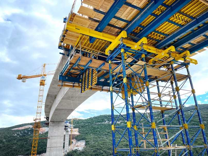 Für den Bau der Dumanja Jaruga-Brücke in Kroatien lieferte Doka ein schnittstellenfreies Gesamtpaket, darunter auch Traggerüst-Lösungen aus dem UniKit-Baukasten. | Foto: Doka Für den Bau der Dumanja Jaruga-Brücke in Kroatien lieferte Doka ein schnittstellenfreies Gesamtpaket, darunter auch Traggerüst-Lösungen aus dem UniKit-Baukasten. | Foto: Doka