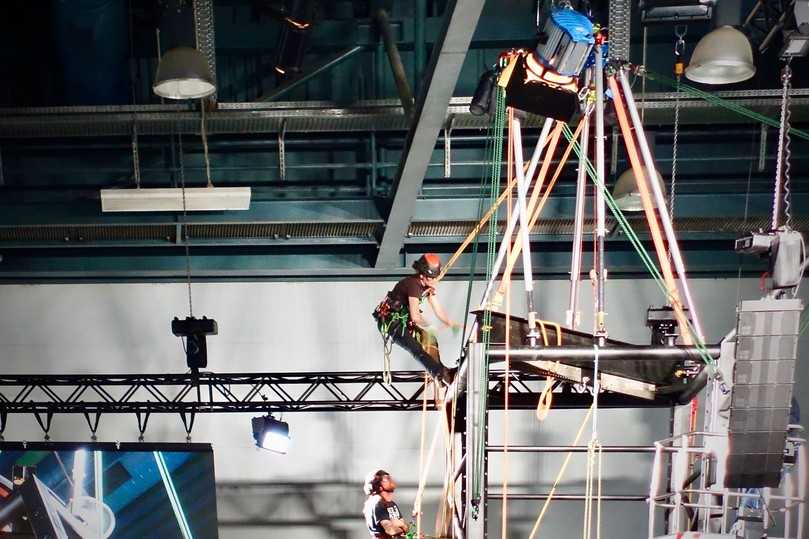 Simulation einer Rettung mit Seilklettertechnik am Turm im Kletterforum. | Foto: bs Simulation einer Rettung mit Seilklettertechnik am Turm im Kletterforum. | Foto: bs