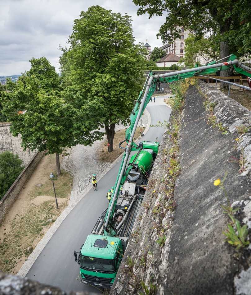 Etwa 12 Meter über die Festungsmauer musste die Betonpumpe überwinden, um den Fahrmischer zu befüllen. | Foto: Heidelberg Materials Etwa 12 Meter über die Festungsmauer musste die Betonpumpe überwinden, um den Fahrmischer zu befüllen. | Foto: Heidelberg Materials