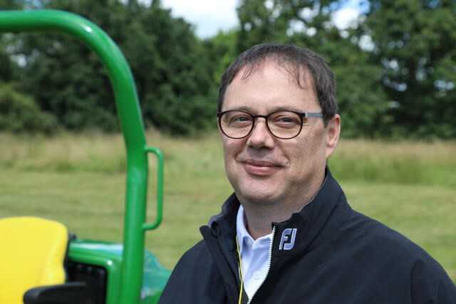 Durch Einstellungsmöglichkeiten wie zum Beispiel Mäh-, Wende- und Transportgeschwindigkeiten könnten Head-Greenkeeper die Maschine individuell auf die Bedürfnisse ihres Golfplatzes einstellen, erläutert Dirk Bodenstein, Produktmanager für Golfrasenpflege bei John Deere. Durch Einstellungsmöglichkeiten wie zum Beispiel Mäh-, Wende- und Transportgeschwindigkeiten könnten Head-Greenkeeper die Maschine individuell auf die Bedürfnisse ihres Golfplatzes einstellen, erläutert Dirk Bodenstein, Produktmanager für Golfrasenpflege bei John Deere.