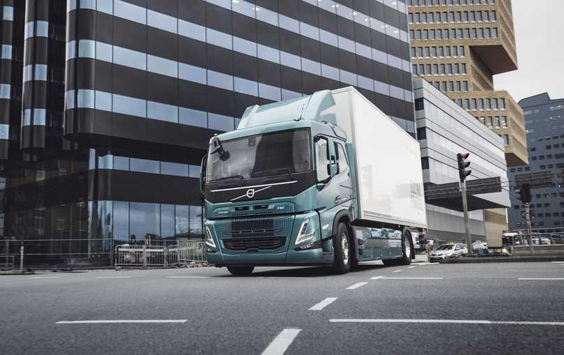 Der Volvo FM Electric für den Verteilerverkehr lässt sich mit zwei bis sechs Energiespeicher ausrüsten, die bis zu 300 km Reichweiten versprechen. | Foto: Volvo Trucks Der Volvo FM Electric für den Verteilerverkehr lässt sich mit zwei bis sechs Energiespeicher ausrüsten, die bis zu 300 km Reichweiten versprechen. | Foto: Volvo Trucks
