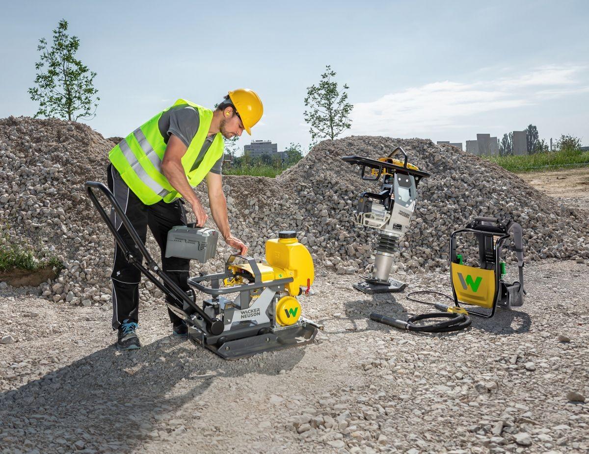 Akku einsetzen und losverdichten: Die elektrische Rüttelplatte AP1850e (links) bekommt bald weitere Batterie-Geschwister, verspricht Wacker Neuson. | Foto: Wacker Neuson