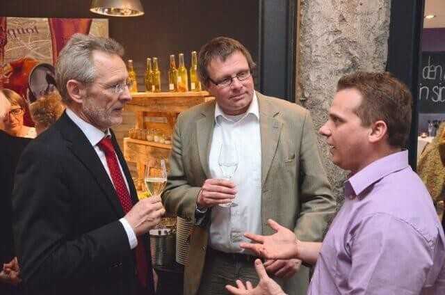 Matthias Paraknewitz (links) im Gespräch mit Peter Bender (Mitte), Tiefbauamtsleiter der Stadt Kiel, und Torsten Klehm von ACO Tiefbau. Matthias Paraknewitz (links) im Gespräch mit Peter Bender (Mitte), Tiefbauamtsleiter der Stadt Kiel, und Torsten Klehm von ACO Tiefbau.