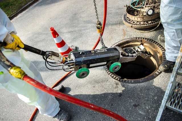 Die Schachtöffnung reicht: Ein eCutter oder etwa die Pi.Tron-Spachtel- und Verpressroboter können durch den Einstiegschacht in den Kanal abgelassen werden. | Fotos: Diringer & Scheidel Rohrsanierung Die Schachtöffnung reicht: Ein eCutter oder etwa die Pi.Tron-Spachtel- und Verpressroboter können durch den Einstiegschacht in den Kanal abgelassen werden. | Fotos: Diringer & Scheidel Rohrsanierung