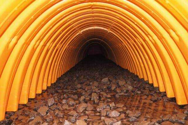 Durch den vollständig offenen Innenraum der Tunnelkammern verteilt sich das Wasser gleichmäßig. Die größte Version der Rigolentunnel inklusive Schotter speichert bis zu 5,06 Kubikmeter Wasser bei einer Kammerlänge von 2,3 Metern. | Foto: Birco Durch den vollständig offenen Innenraum der Tunnelkammern verteilt sich das Wasser gleichmäßig. Die größte Version der Rigolentunnel inklusive Schotter speichert bis zu 5,06 Kubikmeter Wasser bei einer Kammerlänge von 2,3 Metern. | Foto: Birco