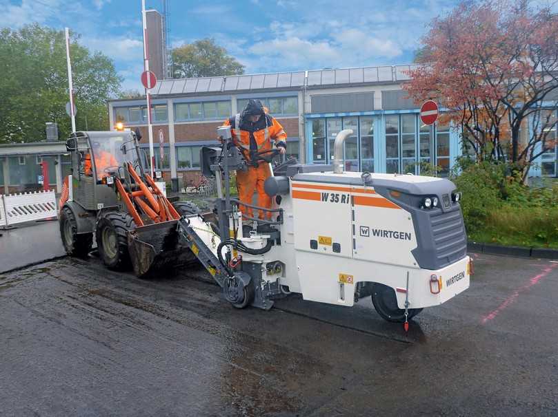 Die Wirtgen Kleinfräse W 35 Ri trägt zügig die Asphaltdeckschicht oder gleich mehrere Schichten ab. | Foto: Wirtgen Group Die Wirtgen Kleinfräse W 35 Ri trägt zügig die Asphaltdeckschicht oder gleich mehrere Schichten ab. | Foto: Wirtgen Group