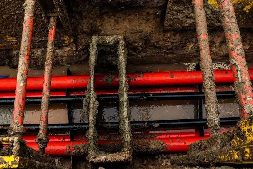 Um die Leerrohre dabei gegen Auftrieb zu sichern, wurden alle 3 Meter Schotts eingebaut, die von Langguth extra für diese Baumaßnahme angefertigt wurden. | Foto: Ernst und Ludwig Langguth Um die Leerrohre dabei gegen Auftrieb zu sichern, wurden alle 3 Meter Schotts eingebaut, die von Langguth extra für diese Baumaßnahme angefertigt wurden. | Foto: Ernst und Ludwig Langguth
