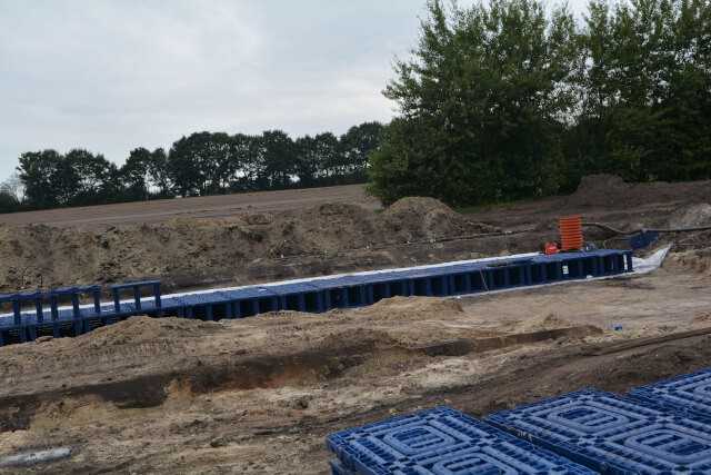 Im Infield sorgen mehrere hundert Elemente des Q-Bic Plus-Systems auch bei Regen für einen sicheren Stand. Matsch wird es aber dennoch in Zukunft genug geben, versprechen die Veranstalter. Zudem realisieren Wavin-Produkte den Biertransport sowie die Be- und Entwässerung der Duschsysteme. Im Infield sorgen mehrere hundert Elemente des Q-Bic Plus-Systems auch bei Regen für einen sicheren Stand. Matsch wird es aber dennoch in Zukunft genug geben, versprechen die Veranstalter. Zudem realisieren Wavin-Produkte den Biertransport sowie die Be- und Entwässerung der Duschsysteme.