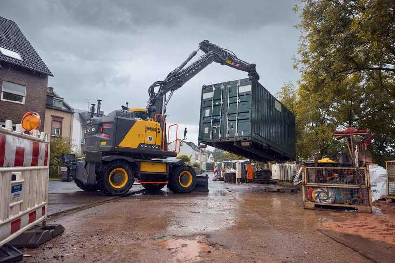 Mit dem kürzesten Heckschwenkradius ihrer Klasse, kombiniert mit einem reduzierten Frontschwenkradius, sind die Volvo-Mobilbagger EWR150 und der EWR170 die perfekten Maschinen für Arbeiten in städtischen Umgebungen und auf engstem Raum. | Foto: Swecon Mit dem kürzesten Heckschwenkradius ihrer Klasse, kombiniert mit einem reduzierten Frontschwenkradius, sind die Volvo-Mobilbagger EWR150 und der EWR170 die perfekten Maschinen für Arbeiten in städtischen Umgebungen und auf engstem Raum. | Foto: Swecon