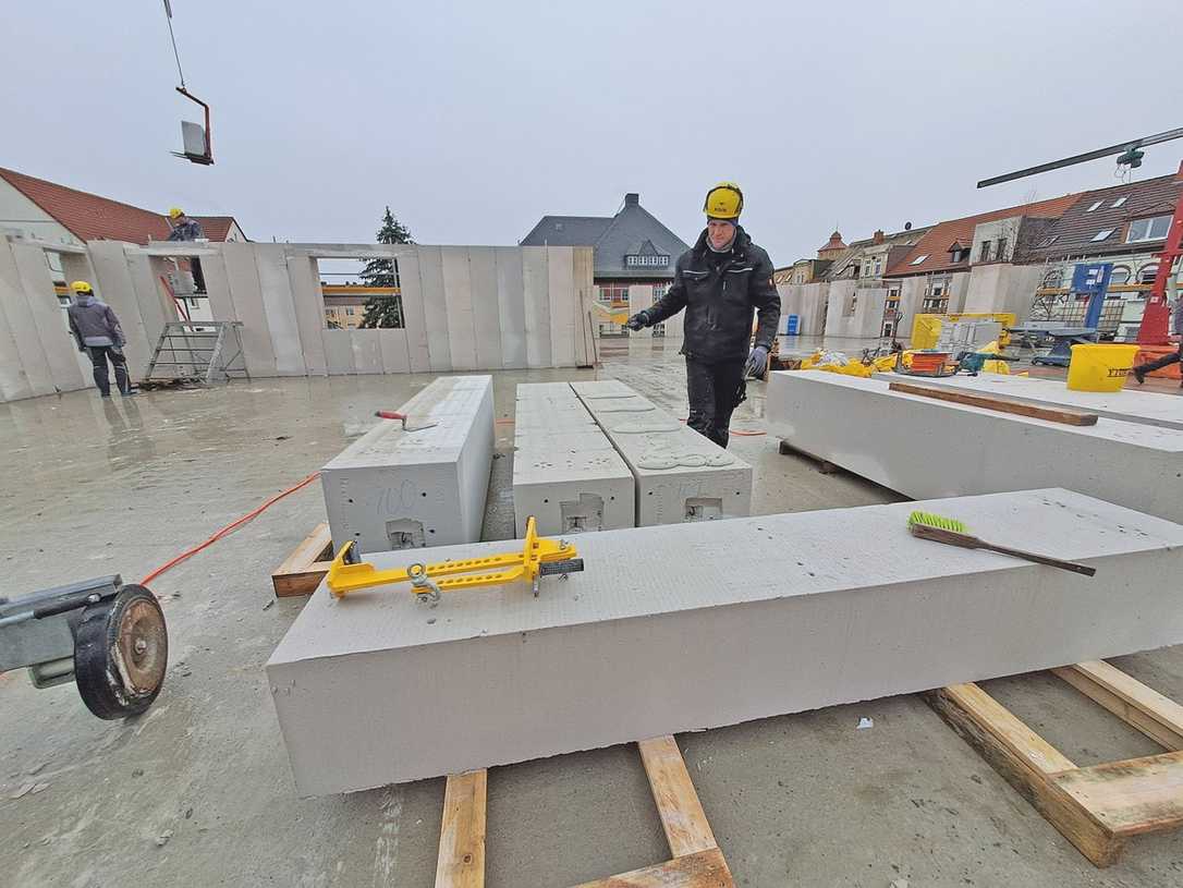 Wohnungsbau: 48 cm dicke Ytong-Wandelemente für Effizienzhaus 40 Wohnungsbau: 48 cm dicke Ytong-Wandelemente für Effizienzhaus 40
