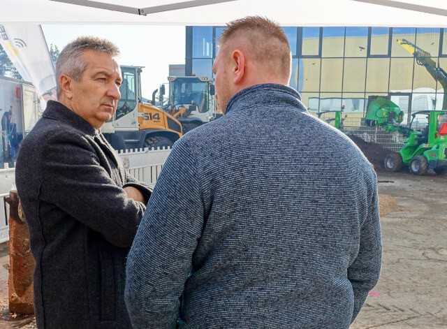 Niederlassungsleiter Paul Wirth (l.) im Gespräch mit einem Kunden auf dem Nivelliertag zum Saisonstart 2020. Foto: B_I/Bauer Niederlassungsleiter Paul Wirth (l.) im Gespräch mit einem Kunden auf dem Nivelliertag zum Saisonstart 2020. Foto: B_I/Bauer