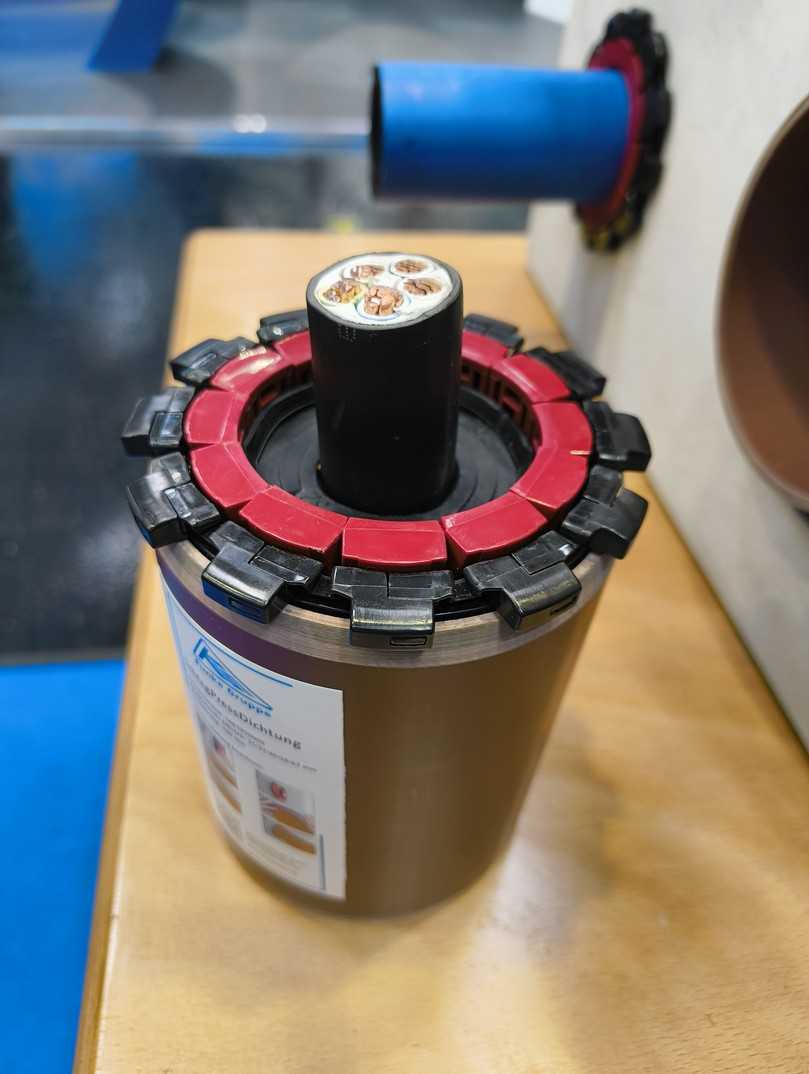 Rohre präzise durchführen – mit dem innovativen Ringspalt-Verpress-System der Funke-SchlagPressDichtung | Foto: B_I/Valdix Rohre präzise durchführen – mit dem innovativen Ringspalt-Verpress-System der Funke-SchlagPressDichtung | Foto: B_I/Valdix