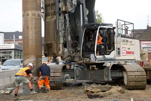 Über mehrere Monate waren Großdrehbohrgeräte (hier Liebherr LB36) parallel im Einsatz, um die bis zu 23,5 m langen Bohrpfähle herzustellen. | Foto: Sonntag Baugesellschaft mbH & Co. KG Über mehrere Monate waren Großdrehbohrgeräte (hier Liebherr LB36) parallel im Einsatz, um die bis zu 23,5 m langen Bohrpfähle herzustellen. | Foto: Sonntag Baugesellschaft mbH & Co. KG