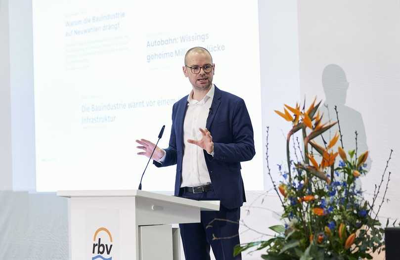„Wir als Bauindustrie stellen nicht nur Forderungen, sondern wir tragen stets praxistaugliche, fundierte und ausgearbeitete Lösungen vor“, unterstrich HDB-Hauptgeschäftsführer Tim-Oliver Müller in seinem Impulsvortrag. | Foto: rbv „Wir als Bauindustrie stellen nicht nur Forderungen, sondern wir tragen stets praxistaugliche, fundierte und ausgearbeitete Lösungen vor“, unterstrich HDB-Hauptgeschäftsführer Tim-Oliver Müller in seinem Impulsvortrag. | Foto: rbv