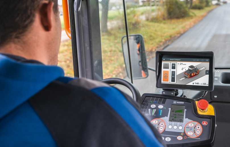 Die digital unterstützte Verdichtung mit der Hamm-App "Smart Compact" ist eine gute Lösung für temperaturabgesenkte Asphalte. | Foto: Hamm AG Die digital unterstützte Verdichtung mit der Hamm-App "Smart Compact" ist eine gute Lösung für temperaturabgesenkte Asphalte. | Foto: Hamm AG