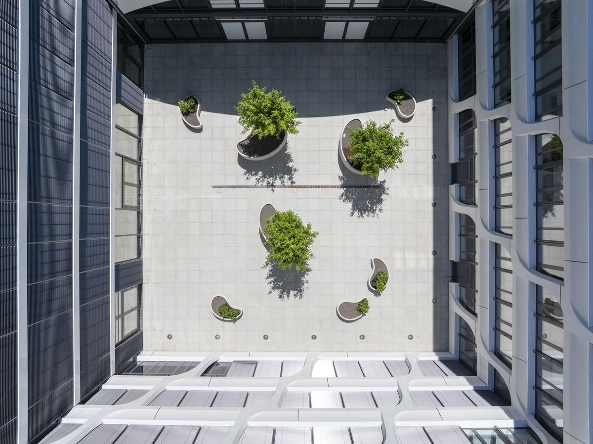 Acht 3D-gedruckte Betonelemente stehen jetzt im Innenhof der Hauptverwaltung von Heidelberg Materials und sind mit hitze- und trockenheitstoleranten Pflanzen bestückt. | Foto: Heidelberg Materials/Christian Buck Acht 3D-gedruckte Betonelemente stehen jetzt im Innenhof der Hauptverwaltung von Heidelberg Materials und sind mit hitze- und trockenheitstoleranten Pflanzen bestückt. | Foto: Heidelberg Materials/Christian Buck