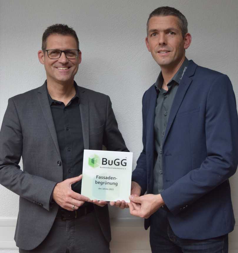 BuGG-Präsident Dr. Gunter Mann (links) überreicht Fabian Meier, Geschäftsführer der Skygardens AG, die Siegerplakette. | Foto: Skygardens AG & Leistungsfotografie.ch BuGG-Präsident Dr. Gunter Mann (links) überreicht Fabian Meier, Geschäftsführer der Skygardens AG, die Siegerplakette. | Foto: Skygardens AG & Leistungsfotografie.ch