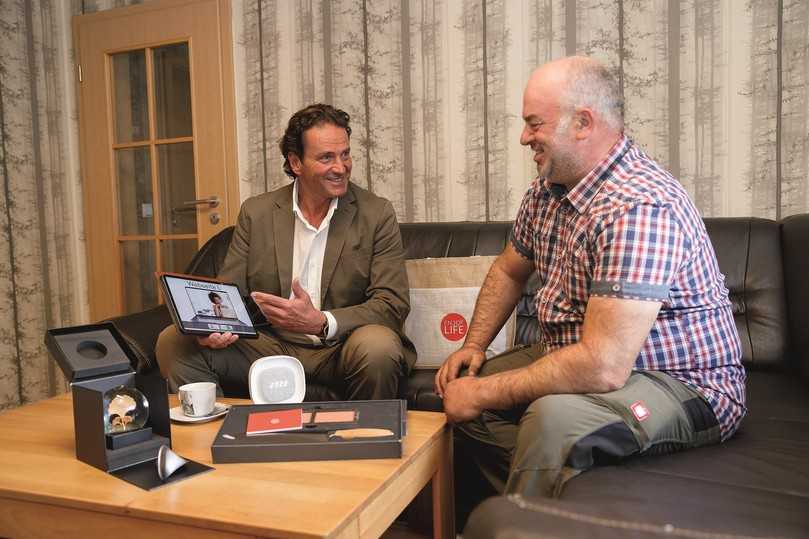 Beratungsgespräch zwischen Berendsohn Mitarbeiter Josef Shitawey (l.) und GaLaBau-Unternehmer Arton Pepshi. | Foto: Samir El Kholy Beratungsgespräch zwischen Berendsohn Mitarbeiter Josef Shitawey (l.) und GaLaBau-Unternehmer Arton Pepshi. | Foto: Samir El Kholy