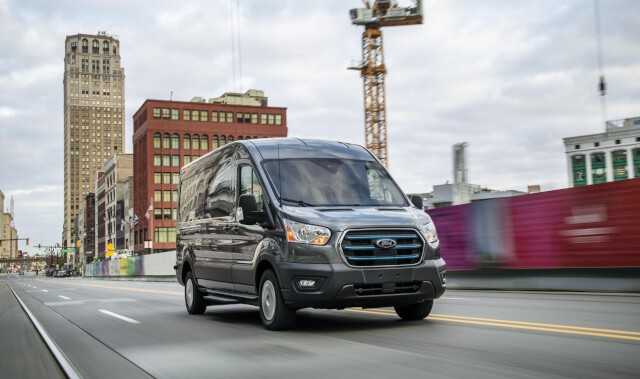Den Ford E-Transit Kastenwagen gibt es in drei Radständen und zwei Dachhöhen. Den Ford E-Transit Kastenwagen gibt es in drei Radständen und zwei Dachhöhen.