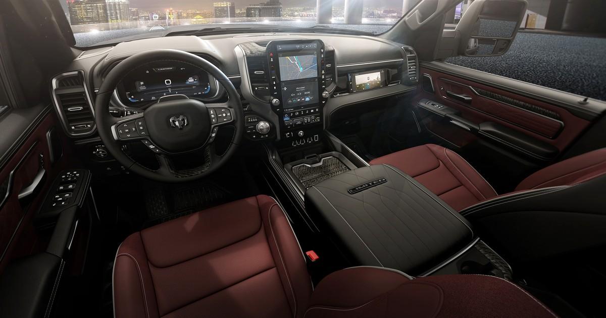 Modernes Cockpit mit digitalem Fahrerdisplay und Multimedia-Bildschirm in der Mitte und für den Beifahrer. | Foto: Ram Modernes Cockpit mit digitalem Fahrerdisplay und Multimedia-Bildschirm in der Mitte und für den Beifahrer. | Foto: Ram